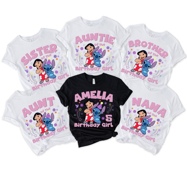 Puede incluir: Camisetas blancas y negras con un dise&ntilde;o de dibujos animados de Lilo y Stitch. Las camisetas tienen texto que dice "Sister", "Auntie", "Brother", "Aunt", "Amelia" y "Nana" con las palabras "Birthday Girl".