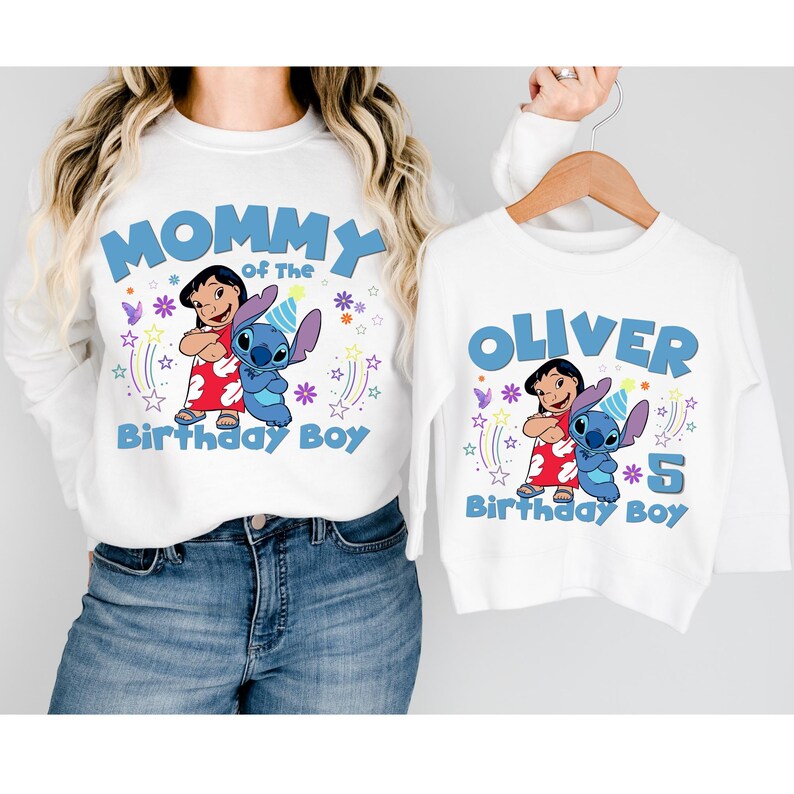 Puede incluir: Sudaderas blancas de manga larga con un gr&aacute;fico de dibujos animados de Lilo y Stitch. Una sudadera dice "Mommy of the Birthday Boy" y la otra dice "Oliver 5 Birthday Boy". Los gr&aacute;ficos incluyen estrellas y flores.