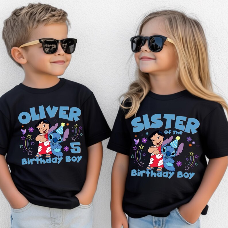 Puede incluir: Dos ni&ntilde;os con camisetas negras con un dibujo animado de Lilo y Stitch. Una camiseta dice "Oliver 5 Birthday Boy" y la otra "Sister of the Birthday Boy". Ambas camisetas tienen texto azul y detalles coloridos.