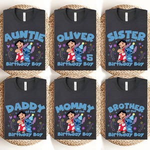 Puede incluir: Seis camisetas de color gris oscuro con varios dise&ntilde;os con los personajes Lilo y Stitch. Las camisetas tienen texto que dice "Auntie", "Oliver", "Sister", "Daddy", "Mommy" y "Brother" con "Birthday Boy" debajo. Cada dise&ntilde;o incluye un gr&aacute;fico colorido.
