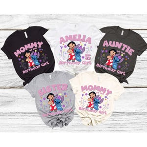 Puede incluir: Cinco camisetas de varios colores, cada una con un gr&aacute;fico de Lilo y Stitch. Las camisetas tienen el texto "Mommy", "Amelia", "Auntie", "Sister" y "Mommy" con "Birthday Girl" y estrellas.