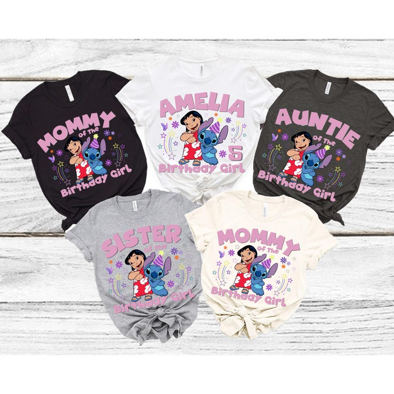Puede incluir: Cinco camisetas de varios colores, cada una con un gr&aacute;fico de Lilo y Stitch. Las camisetas tienen el texto "Mommy", "Amelia", "Auntie", "Sister" y "Mommy" con "Birthday Girl" y estrellas.