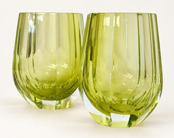 Signierte tschechische Kunstglas-Becher von Jaroslav Svoboda – handgeschliffene Whiskygläser mit Citrin-Motiv (Paar)