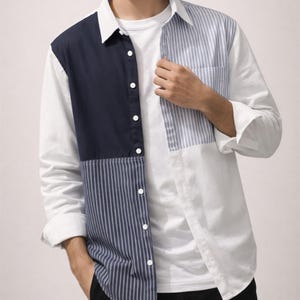 Könnte beinhalten: Ein Patchwork-Hemd mit weißem Kragen und Manschetten. Das Hemd hat Einsätze aus marineblauem, weißem und gestreiftem Stoff. Es wird über einem weißen T-Shirt getragen. Das Markenlogo "MenPrime Apparel" befindet sich oben links.