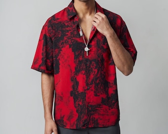 Camisa de manga corta para hombre con estampado abstracto rojo y negro, ideal para vacaciones de verano.