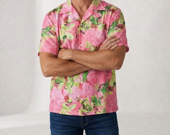 Camisa de hombre con cuello cubano y estampado floral, ideal para vacaciones en la playa con botones y manga corta.