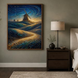 Puede incluir: Una impresión artística enmarcada que presenta un paisaje vibrante con un molino de viento sobre colinas onduladas bajo un cielo nocturno estrellado y giratorio. La obra utiliza azules profundos, dorados y amarillos para un camino sinuoso.