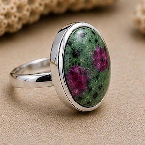 Anillo con cabujón ovalado de rubí zoisita natural, joyería llamativa de plata de ley estilo boho.