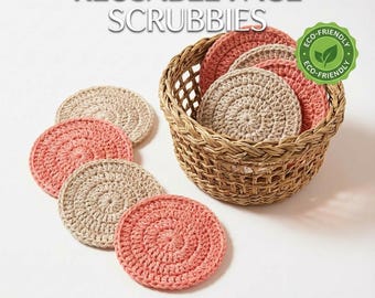 Peut inclure: Des éponges réutilisables pour le visage, de couleur pêche et beige, disposées dans un panier en osier et éparpillées sur une surface blanche. Le texte "REUSABLE FACE SCRUBBIES" et "Crochet Pattern PDF" est visible. Un autocollant écologique est également présent.