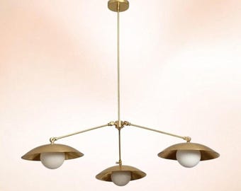 Lustre Sputnik de latão italiano feito à mão: modelo moderno de meados do século XX com 3 lâmpadas e iluminação semi-embutida.