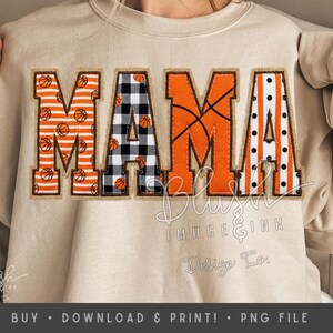 Könnte beinhalten: Beiges Sweatshirt mit dem Wort "MAMA" in großen, strukturierten Buchstaben. Die Buchstaben sind mit Basketbällen, Streifen und einem Basketball-Design verziert. Das Sweatshirt hat einen Rundhalsausschnitt.