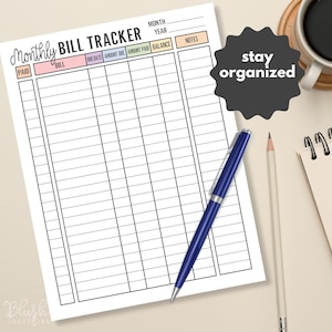 Pode incluir: Uma folha branca de controle mensal de contas com uma caneta azul e um lápis branco. A folha tem colunas para rastrear contas, datas de vencimento e pagamentos. Um adesivo preto com as palavras "stay organized" também é visível.