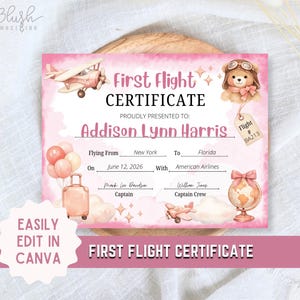Könnte beinhalten: Eine rosa First Flight Certificate mit Illustrationen eines Flugzeugs, eines Teddybären, Luftballons und eines Koffers. Das Zertifikat enthält den Text "First Flight Certificate" und "Addison Lynn Harris". Das Zertifikat ist einfach in Canva zu bearbeiten.