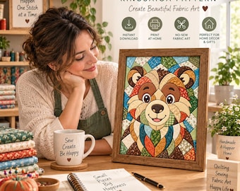 Peut inclure: Un modèle d'art en tissu Kinusaiga intitulé Woodland Bear représentant un visage d'ours de style mosaïque coloré dans un cadre en bois. L'image comprend une tasse blanche avec le texte Sew Create Be Happy et un carnet avec le texte Small Pieces Big Happiness.