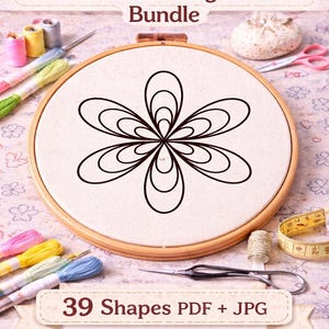 Könnte beinhalten: Ein Stickrahmen mit einem schwarzen Blumenmuster ist der Mittelpunkt dieses Bildes. Der Text "Puffy Shapes Hand Embroidery Pattern Bundle" steht oben. Das Bild enthält auch Stickgarn, eine Schere und andere Bastelmaterialien. Der Text "39 Shapes PDF + JPG" ist ebenfalls sichtbar.