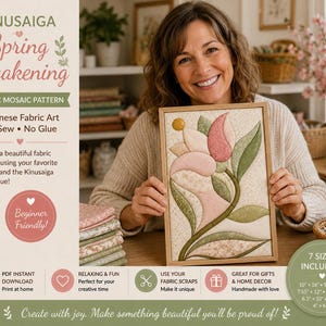 以下が含まれることがあります： 「Spring Awakening」と題された木目込みのファブリックモザイクパターン。ピンクと緑の布地を使用した額装された花のデザインが特徴です。この縫わないクラフトプロジェクトの指示グラフィックには、テキスト、アイコン、および7つのサイズ（cm単位）が含まれています。
