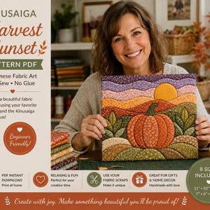 Può includere: Un'opera d'arte a mosaico in tessuto Kinusaiga raffigurante una zucca in un campo al tramonto. Il testo recita: KINUSAIGA Harvest Sunset PATTERN PDF Japanese Fabric Art No Sew No Glue. Include dettagli per 8 dimensioni da 10 cm a 28 cm.