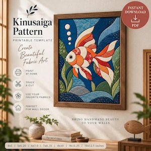 Peut inclure: Un mod&egrave;le imprimable Kinusaiga pour art textile repr&eacute;sentant un poisson rouge dans des tons orange, blanc et rouge nageant parmi des algues vertes et des vagues bleues. Le texte inclut Kinusaiga Pattern, Print at Home, Trace & Cut, et les dimensions 4x5, 5x6.25, 6x7.5, 8x8.75, 8x10, 9x11.25, 10x12.5 pouces.