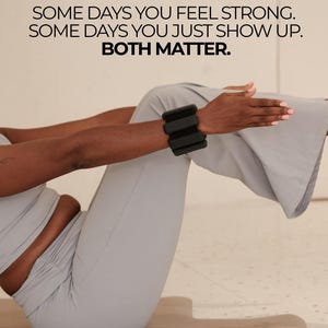 Puede incluir: Juego de tres tazas de cer&aacute;mica con acabado mate moteado. Cada taza presenta un color diferente: azul claro, crema y gris. Las tazas tienen un dise&ntilde;o simple y moderno, apto para caf&eacute; o t&eacute;.