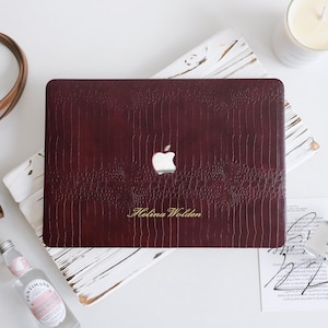 Mörkvinrött krokodilfärgat läderfodral för MacBook, anpassat laptopfodral för MacBook Pro 16 14 M5 M4 M3, MacBook Air 15 13 M5 M4 M3, MacBook Neo-fodral