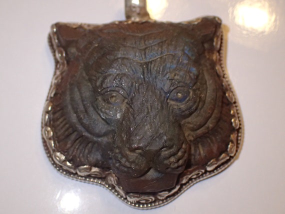 Ex Large Carved Tiger in Labradorite mineral Ster… - image 3