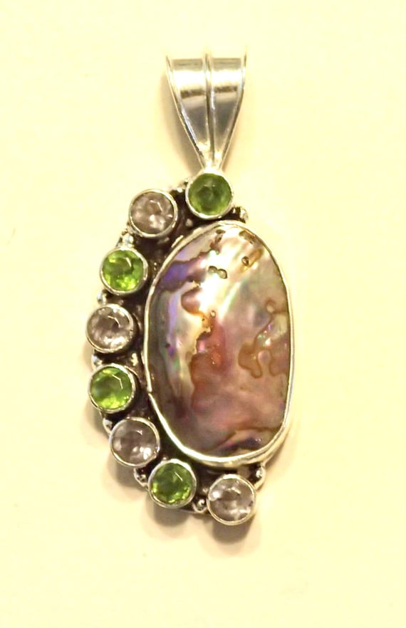 Oyster, Faceted Peridot, Iolite Gemstone Pendant i