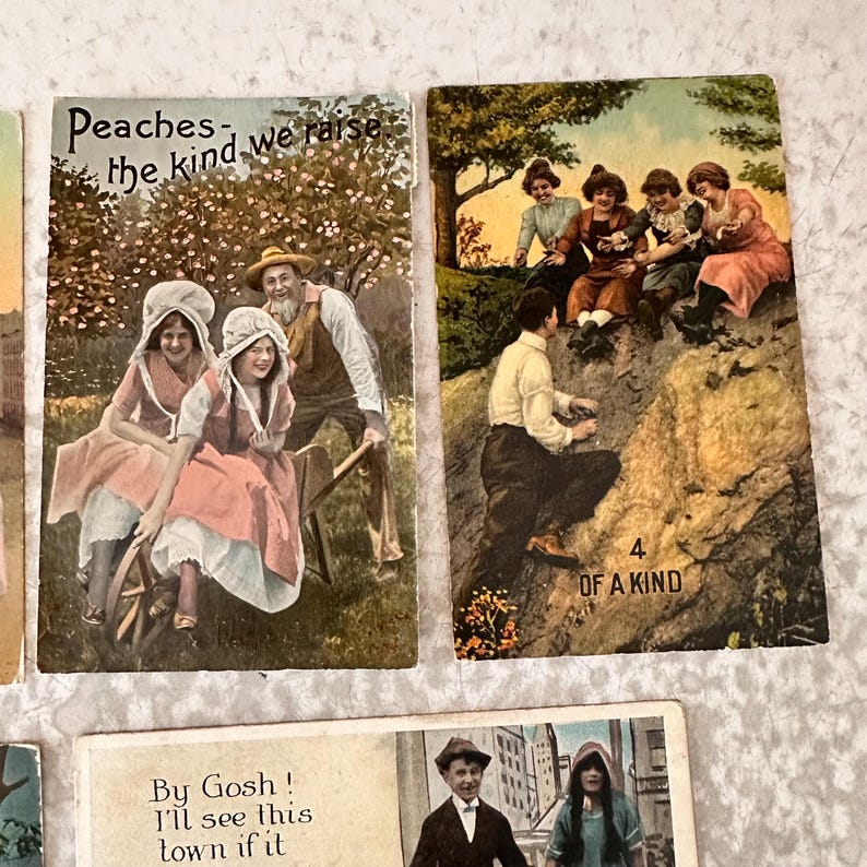 Pode incluir: Quatro postais vintage com imagens de pessoas. O primeiro postal mostra duas meninas em uma carriola sendo empurrada por um homem. O segundo postal mostra quatro mulheres sentadas em uma rocha com um homem sentado na frente delas. O terceiro postal mostra um homem e uma mulher caminhando por uma rua. O quarto postal mostra um homem e uma mulher sentados em uma rocha. O texto nos postais diz "Peaches - the kind we raise", "4 of a kind", e "By Gosh! I'll see this town if it".