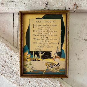 Könnte beinhalten: Gerahmter Vintage-Druck mit einem goldfarbenen Holzrahmen. Das Kunstwerk zeigt ein Gedicht mit dem Titel "Keep A-Goin!" mit Illustrationen einer Angelszene. Die Farbpalette umfasst Blau-, Gelb- und Grüntöne und erzeugt ein nostalgisches Gefühl.