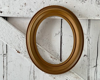 Vintage oval frame wood gold vintage 8 x 10 inch