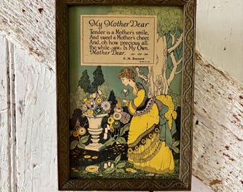 Puede incluir: Impresión enmarcada vintage con el poema "My Mother Dear". La ilustración muestra a una mujer con un vestido amarillo en un jardín, con un jarrón de flores. El marco es marrón oscuro con un diseño ornamentado.