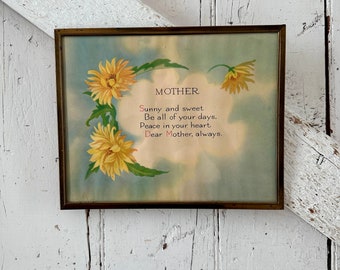 Puede incluir: Impresión enmarcada vintage con la palabra "MADRE" y un poema. Flores amarillas y hojas verdes adornan la parte superior y el lado izquierdo de la impresión. El poema dice: "Soleado y dulce, Sean todos tus días, Paz en tu corazón, Querida Madre, siempre."