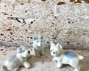 Miniatyrhundfigurer set med tre vintage blåvita valpar