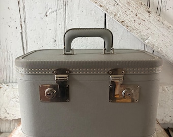 Maletín de viaje vintage gris con llave original.