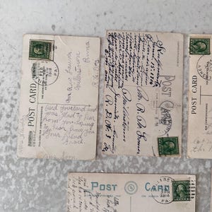 Pode incluir: Quatro postais antigos com mensagens escritas &agrave; m&atilde;o. Os postais s&atilde;o de cor creme com tinta preta e verde. Os postais t&ecirc;m selos de 1912 e 1914.