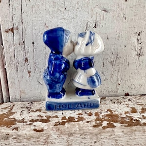 Miniature Dutch Kissing Figurines Tiny Blue White Delft Like Vintage