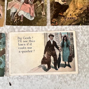 Pode incluir: Postal vintage com um menino e uma menina caminhando por uma rua da cidade. O menino est&aacute; carregando uma mala e um guarda-chuva. A menina est&aacute; carregando uma mala. O texto no cart&atilde;o postal diz "By Gosh! I'll see this town if it costs me a quarter!"