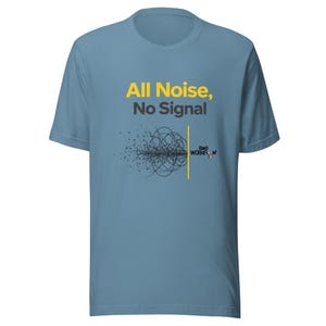 Op de afbeelding: Lichtblauw t-shirt met de gele tekst "All Noise, No Signal". Het ontwerp bevat een zwart-grijze abstracte afbeelding en een gele verticale lijn. Het Bad Workflow-logo staat rechts.