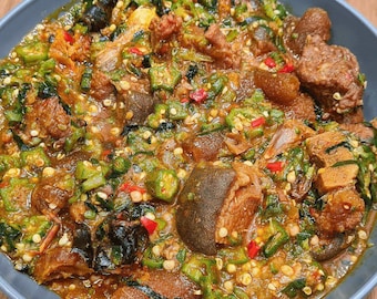 Sopa de okra nigeriana con carne variada / Comida africana fresca preparada / Comida tradicional de África occidental