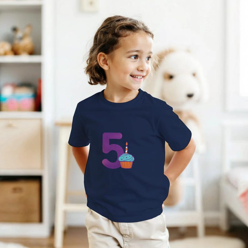 Camiseta de cumpleaños número 5 / Regalo para niños de 5 años / Camiseta para el quinto cumpleaños / Camiseta para fiesta de cupcakes imagen 2