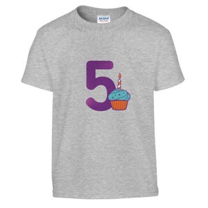 Camiseta de cumpleaños número 5 / Regalo para niños de 5 años / Camiseta para el quinto cumpleaños / Camiseta para fiesta de cupcakes Sport Grey