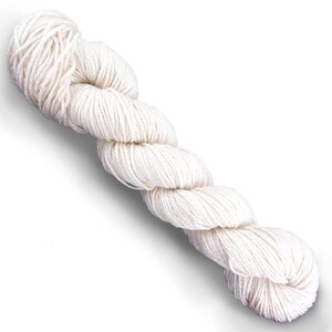 Puede incluir: Una madeja de hilo retorcido de color blanco roto. El hilo est&aacute; compuesto por m&uacute;ltiples cabos, creando una apariencia texturizada y en espiral a lo largo de toda la madeja. El color es un tono crema natural y consistente sin patrones.
