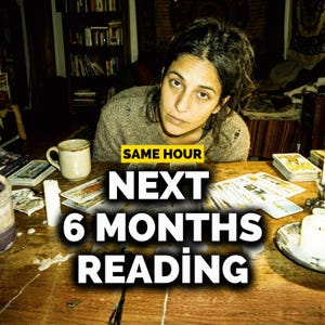 Pode incluir: Uma mulher está sentada a uma mesa de madeira com cartas de tarot, velas e uma caneca. O texto "SAME HOUR NEXT 6 MONTHS READING" é exibido em amarelo e branco. A cena sugere uma leitura psíquica ou um serviço de adivinhação.