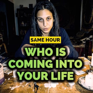 Puede incluir: Una mujer con pelo largo y oscuro está sentada en una mesa de madera. El texto "SAME HOUR" está en un cuadro amarillo, y debajo, el texto "WHO IS COMING INTO YOUR LIFE" está en verde. La mesa tiene velas y cartas del tarot.
