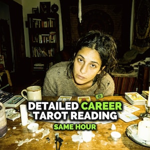 Pode incluir: Uma mulher está sentada em uma mesa de madeira com cartas de tarô, velas e uma caneca. O texto "DETAILED CAREER TAROT READING" e "SAME HOUR" é exibido em verde e branco. A cena é pouco iluminada.