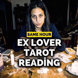 Puede incluir: Una persona está sentada en una mesa de madera con cartas del tarot y velas encendidas. El texto "SAME HOUR EX LOVER TAROT READING" se muestra en letras blancas grandes sobre la imagen, con "SAME HOUR" en una pancarta amarilla.