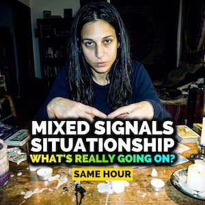 Può includere: Una persona è seduta a un tavolo di legno con il testo "MIXED SIGNALS SITUATIONSHIP WHAT'S REALLY GOING ON? SAME HOUR". Il tavolo ha candele, tarocchi e altri oggetti. La persona guarda direttamente la fotocamera.