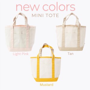 Puede incluir: Tres mini bolsos de mano en diferentes colores: rosa claro, marr&oacute;n claro y amarillo mostaza. Los bolsos est&aacute;n hechos de lona y tienen un dise&ntilde;o sencillo con un solo bolsillo en la parte delantera. El texto "new colors MINI TOTE" se muestra encima de los bolsos.