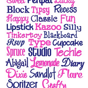 Op de afbeelding: Een kleurrijk beeld met een verscheidenheid aan woorden geschreven in een speels lettertype. De woorden zijn in roze en blauw en omvatten "Sweet", "Penpal", "Lucky", "Block", "Tipsy", "Recess", "Happy", "Classic", "Fun", "Lipstick", "Kazoo", "Silly", "Tinkertoy", "Blackboard", "Rsvp", "Type", "Cupcake", "Spruce", "Studio", "Techie", "Abigail", "Lemonade", "Diary", "Dixie", "Sandlot", "Flare", "Spritzer" en "Crafty".