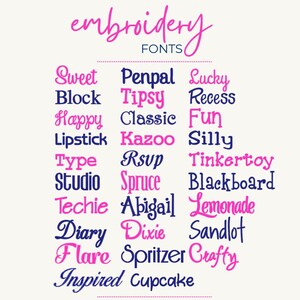 K&ouml;nnte beinhalten: Eine Tabelle mit dem Titel embroidery FONTS, die eine Liste von achtundzwanzig Schriftartennamen in rosa und marineblauem Text anzeigt. Die Namen umfassen Sweet, Penpal, Lucky, Block, Tipsy, Recess, Happy, Classic, Fun, Lipstick, Kazoo, Silly, Type, Rsvp, Tinkertoy, Studio, Spruce, Blackboard, Techie, Abigail, Lemonade, Diary, Dixie, Sandlot, Flare, Spritzer, Crafty, Inspired und Cupcake.