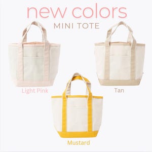 Pu&ograve; includere: Tre mini borse tote in rosa chiaro, beige e giallo senape. Le borse hanno una forma rettangolare con una piccola tasca sul davanti e manici robusti. Il testo "new colors" e "MINI TOTE" &egrave; visualizzato in alto.